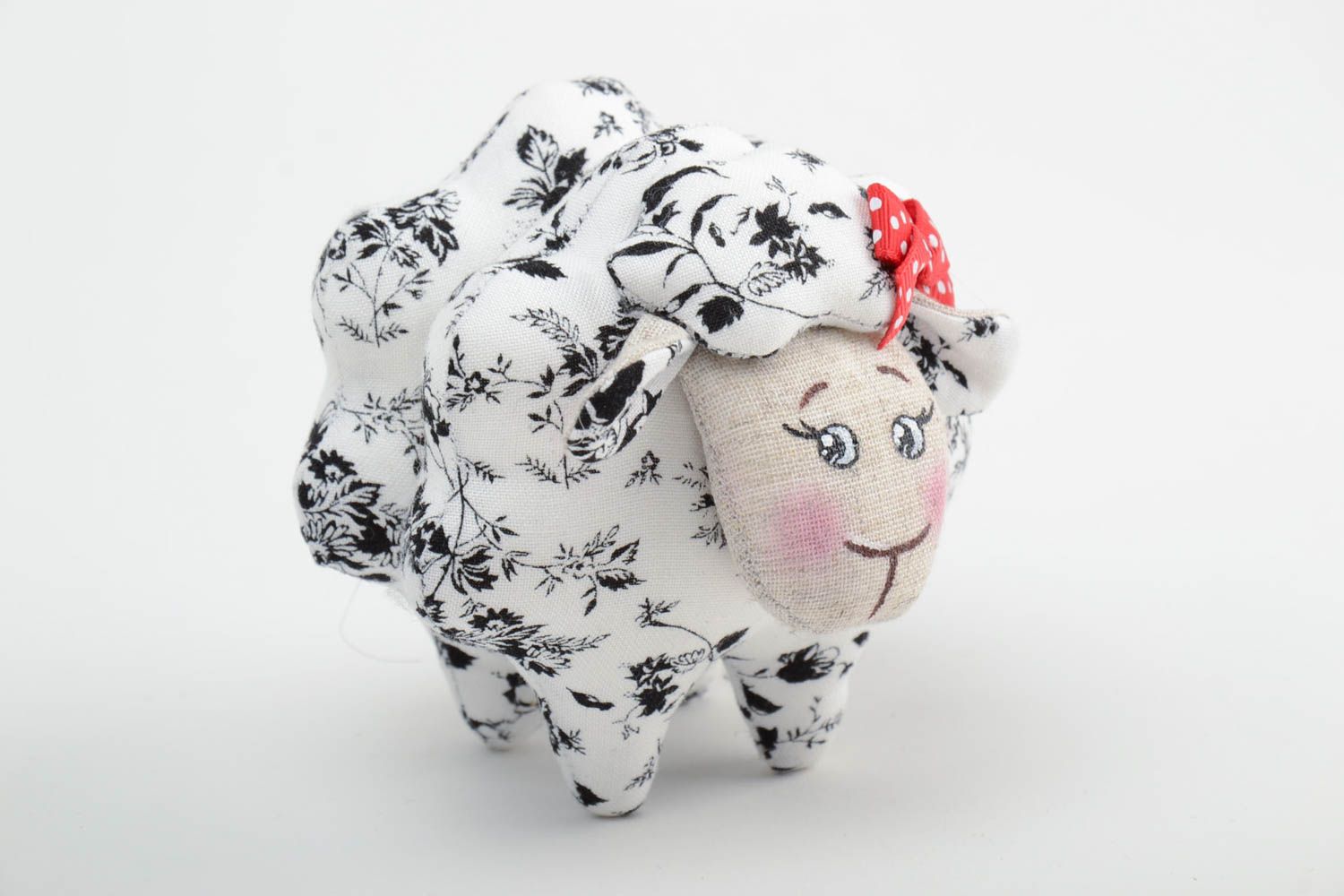 Handmade Stofftier Schaf aus Lein mit Glöckchen und Ripsbändern für Kinder  foto 2