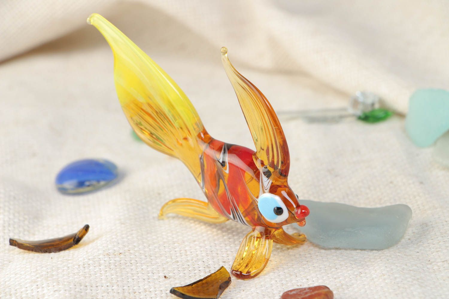 Фигурка золотой рыбки из стекла в технике лэмпворк ручной работы красочная  фото 1