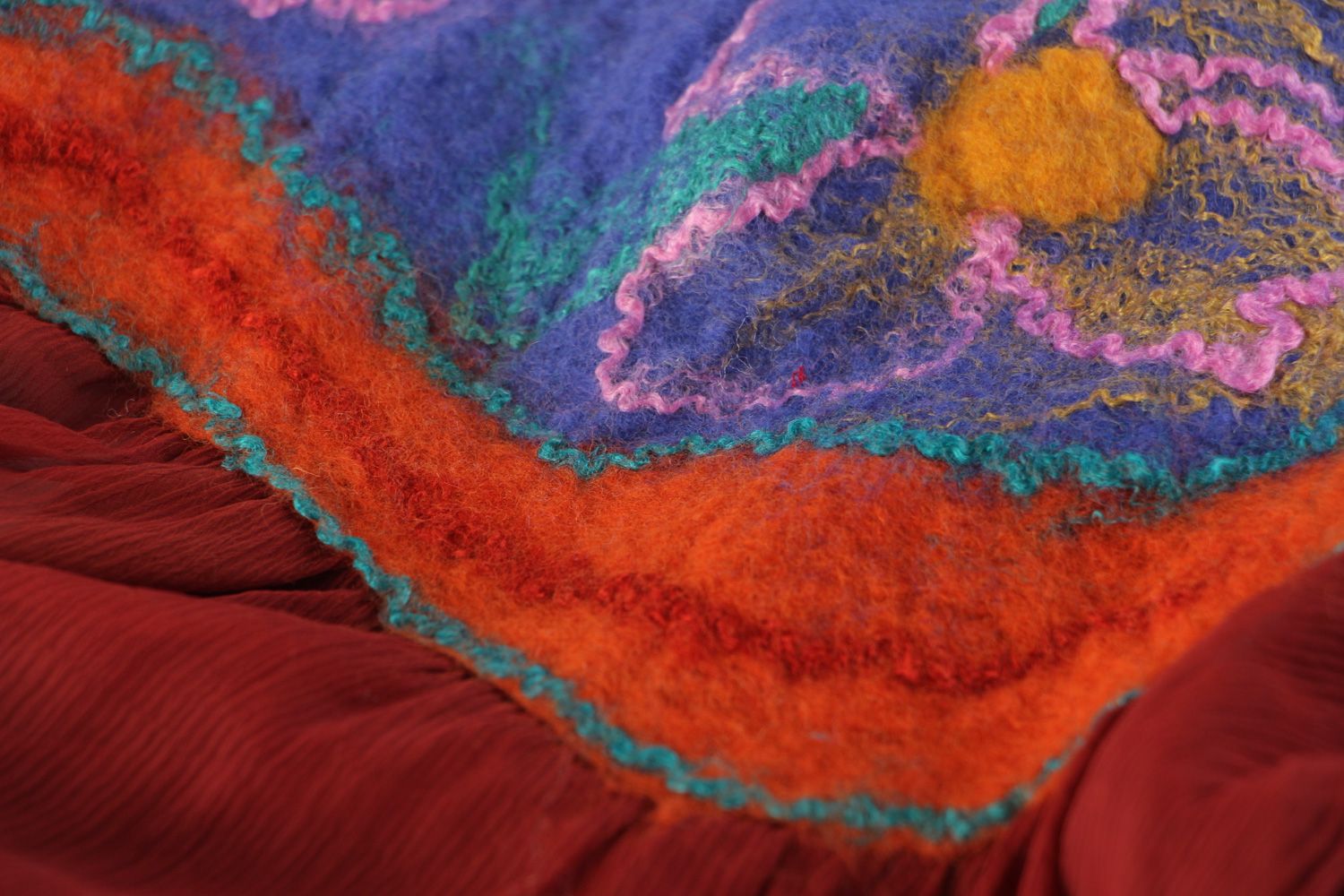 Палантин из шелка шифона и шерсти в технике валяния ручной работы женский бордовый фото 3