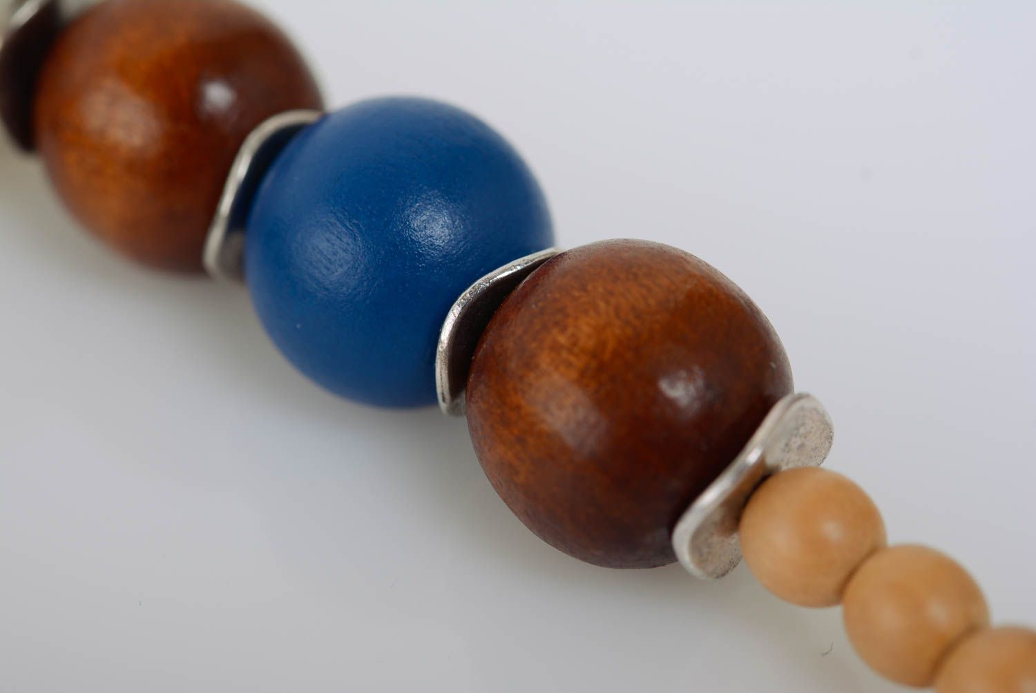 Collier en jean et lin avec perles en bois fait main original sur chaîne photo 5