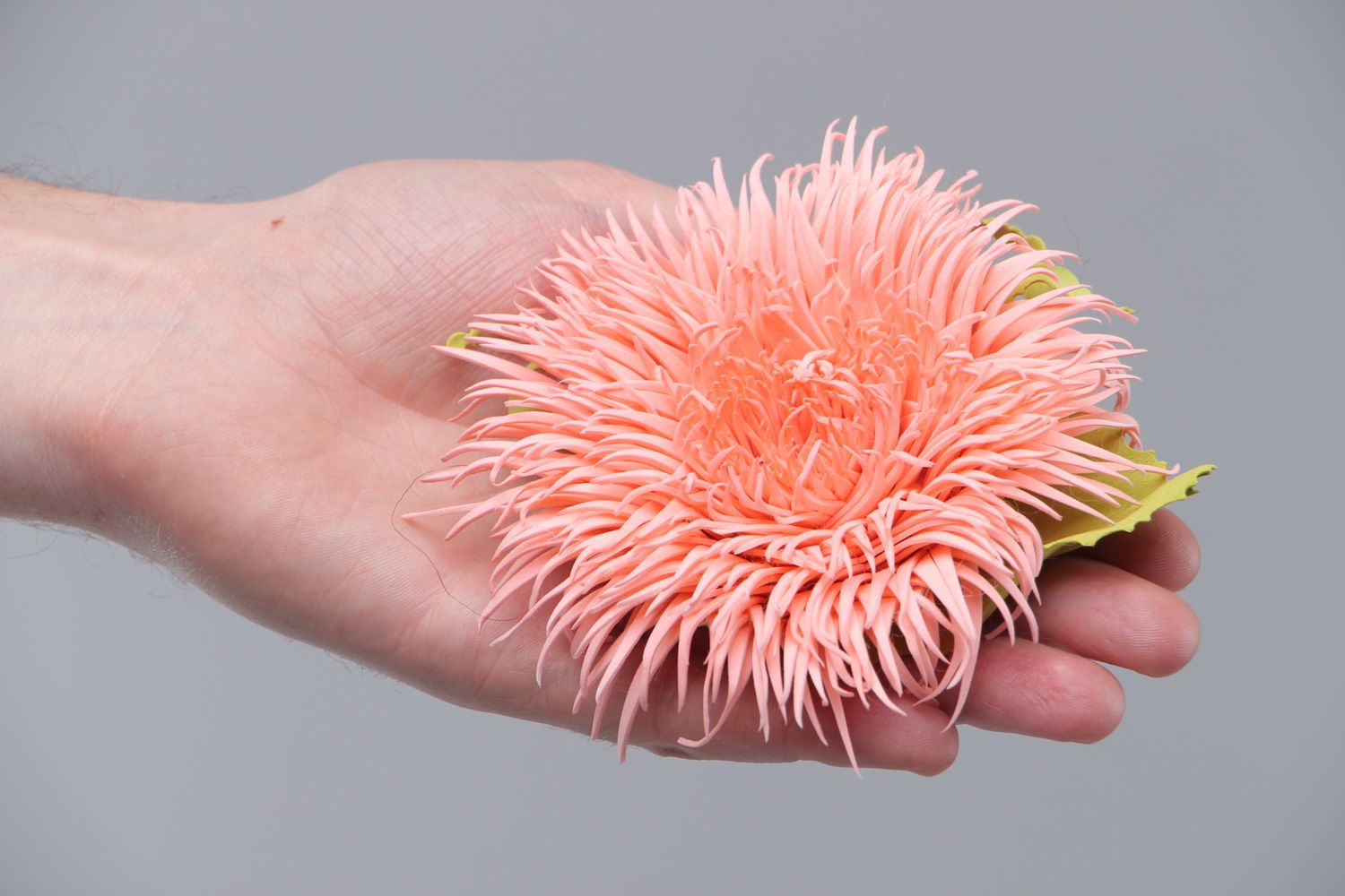 Rosafarbige handgemachte Brosche Haarklammer aus Foamiran in Form schöner Blume foto 5