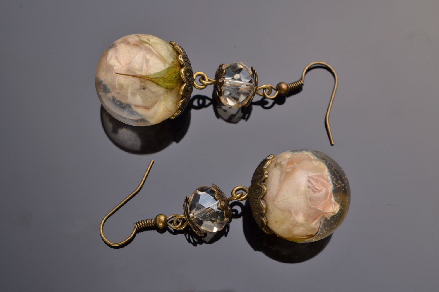 Boucles d'oreilles pendantes avec roses beiges en résine époxy faites main femme photo 5