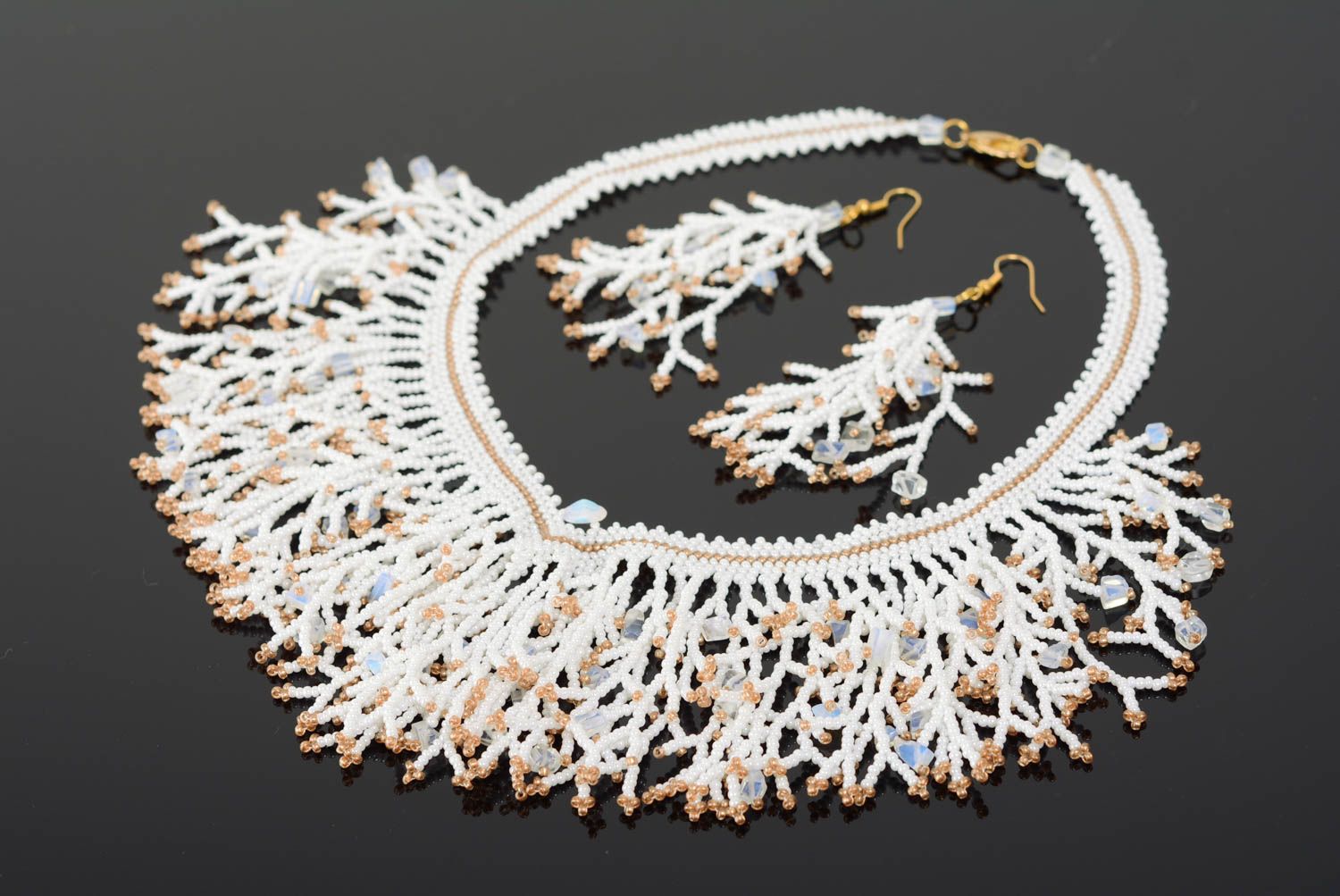 Украшения из бисера ручной работы серьги и колье женские плетеные Белые кораллы фото 1