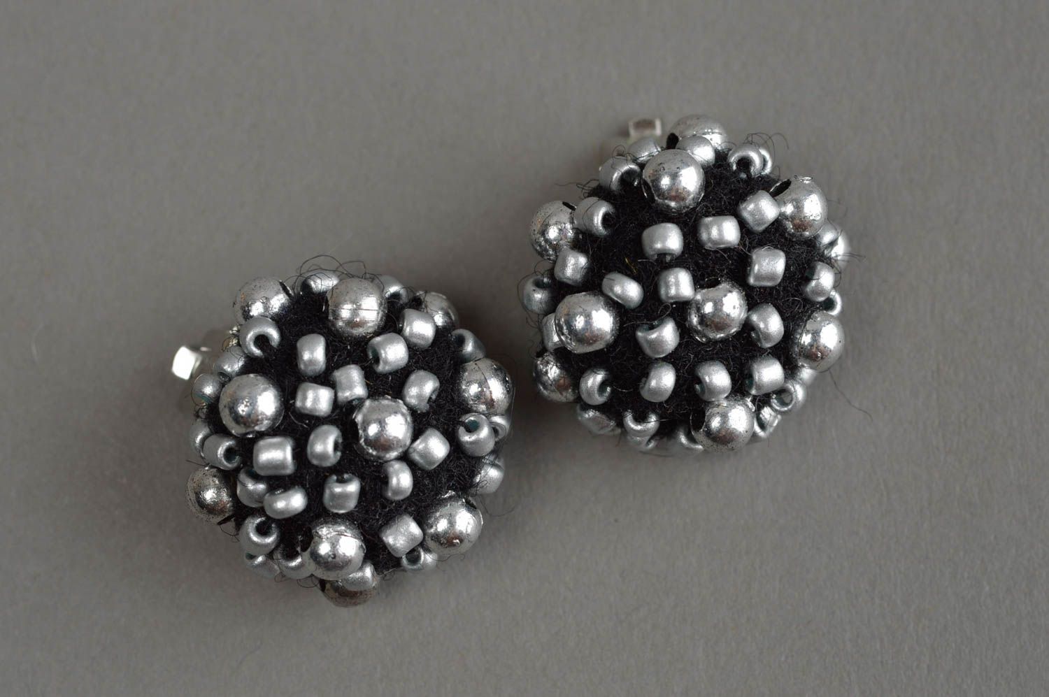 Boucles d'oreilles à clip en laine feutrée et perles de rocaille faite main photo 2