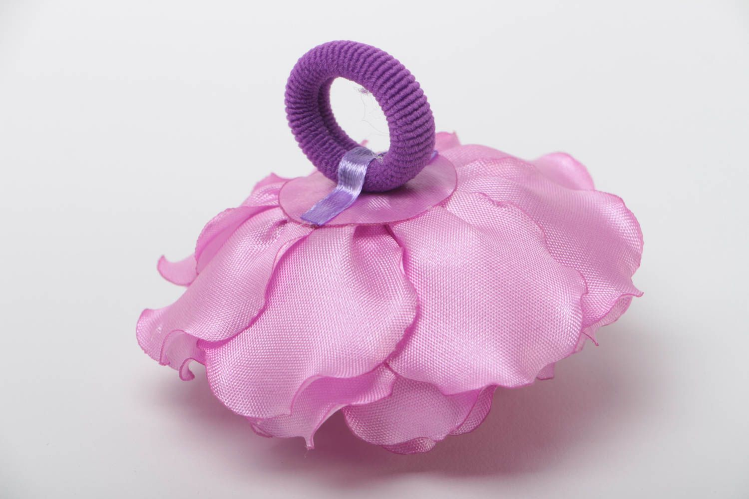 Авторская резинка для волос из атласных лент с розовым цветком ручной работы фото 4