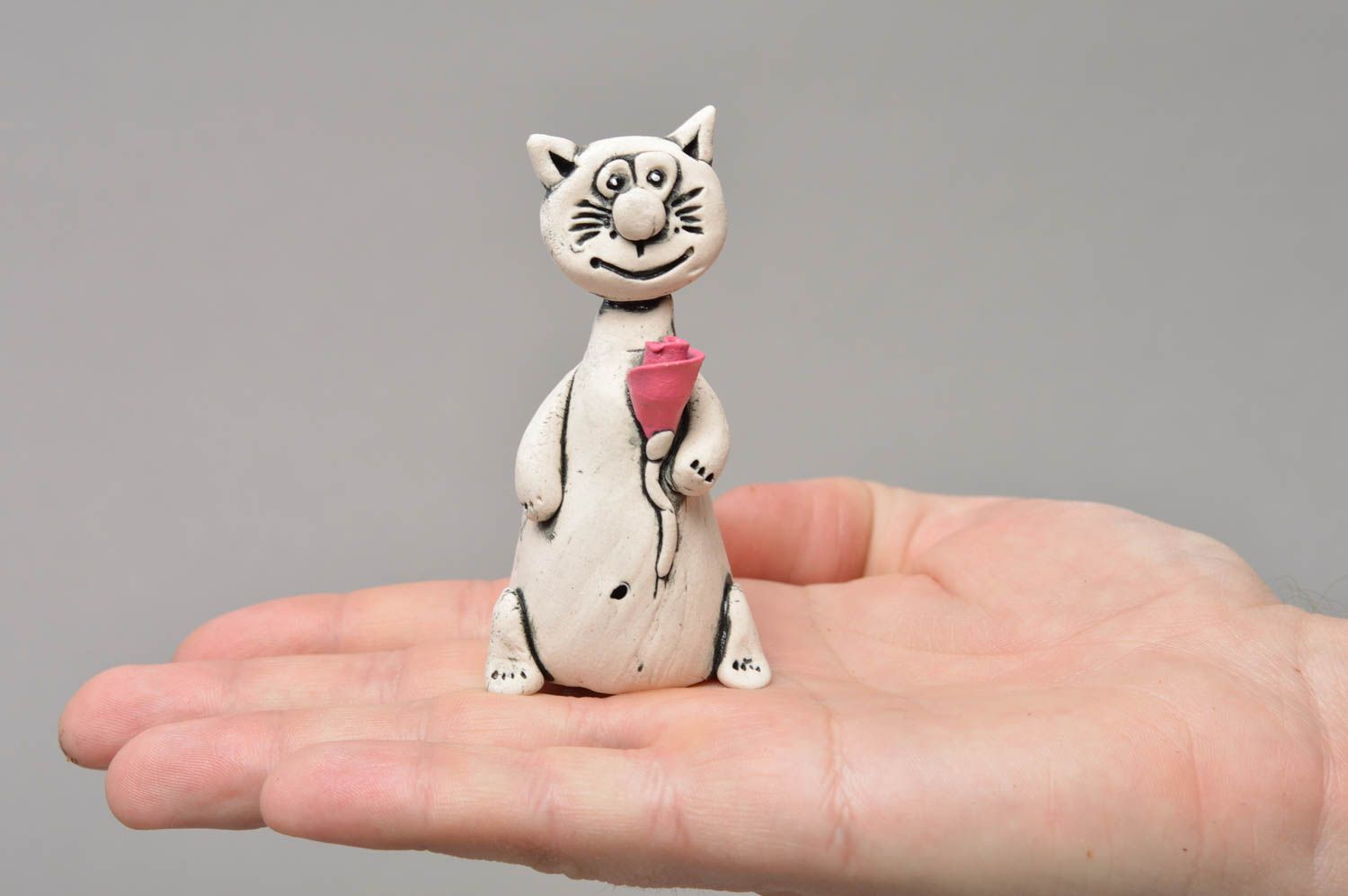 Фарфоровая статуэтка расписанная глазурью и акрилом хэнд мэйд Кот с розой фото 4