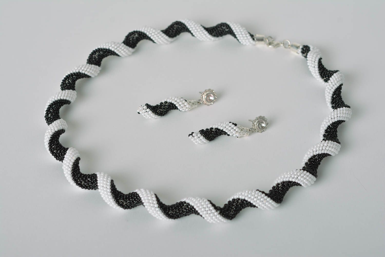 Handmade Schmuck Set aus Glasperlen Damen Collier lange Ohrringe schwarz weiß  foto 1