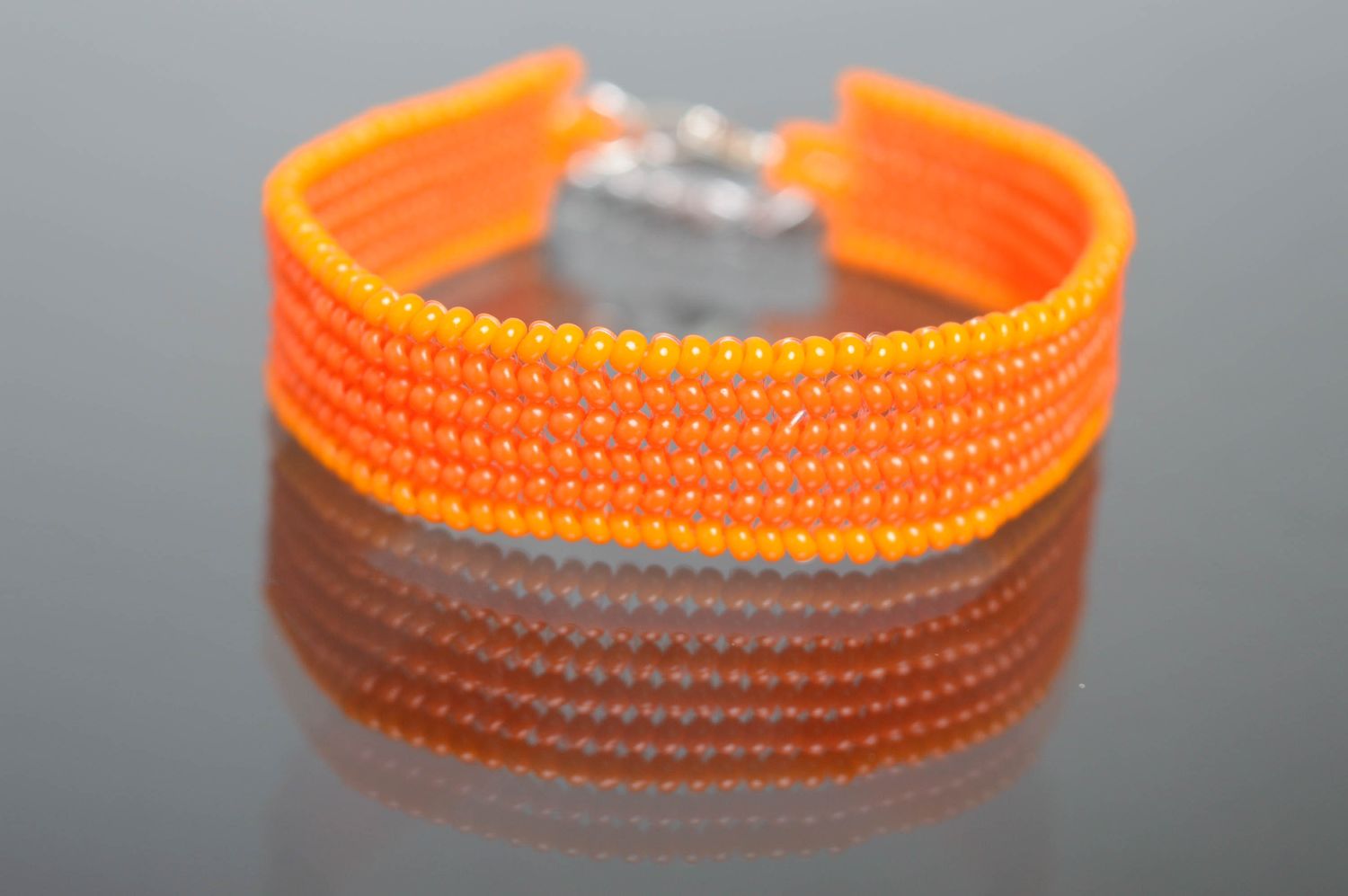 Bracelet en perles de rocaille fait main orange avec breloque  photo 1