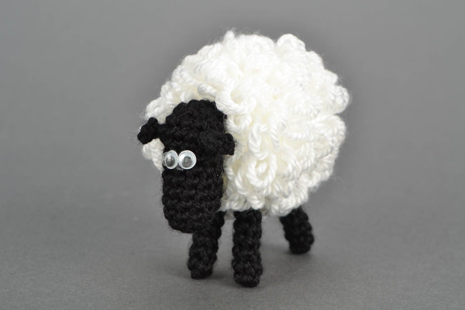 Вязаная игрушка мягкая Черно-белая овечка фото 2