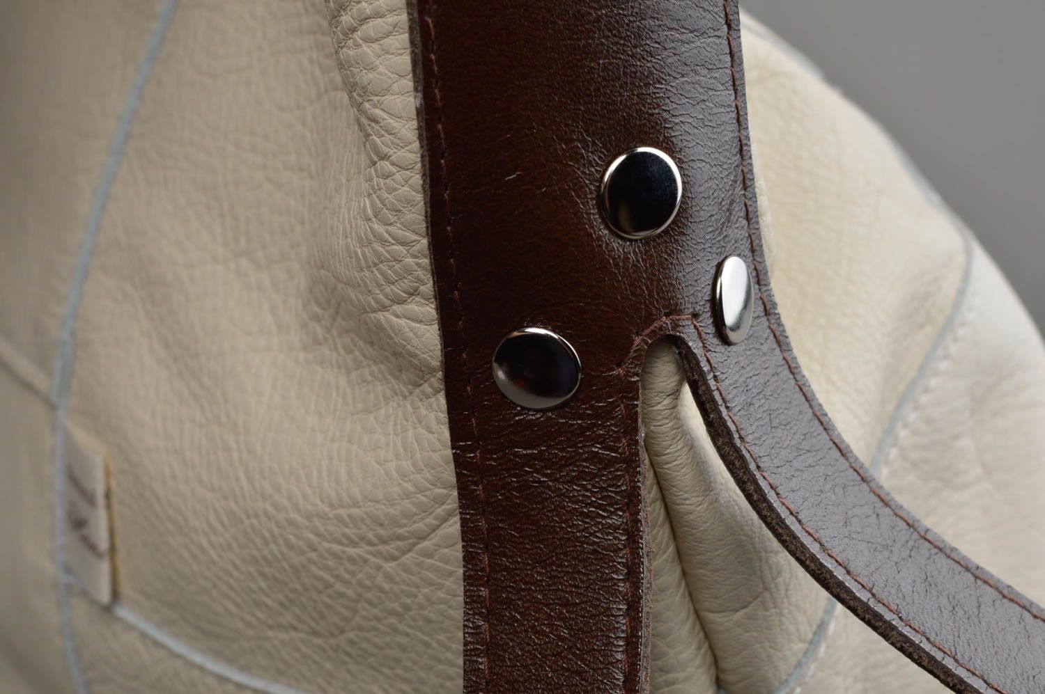Большая белая сумка ручной работы кожаная со шлейкой коричневого цвета фото 4
