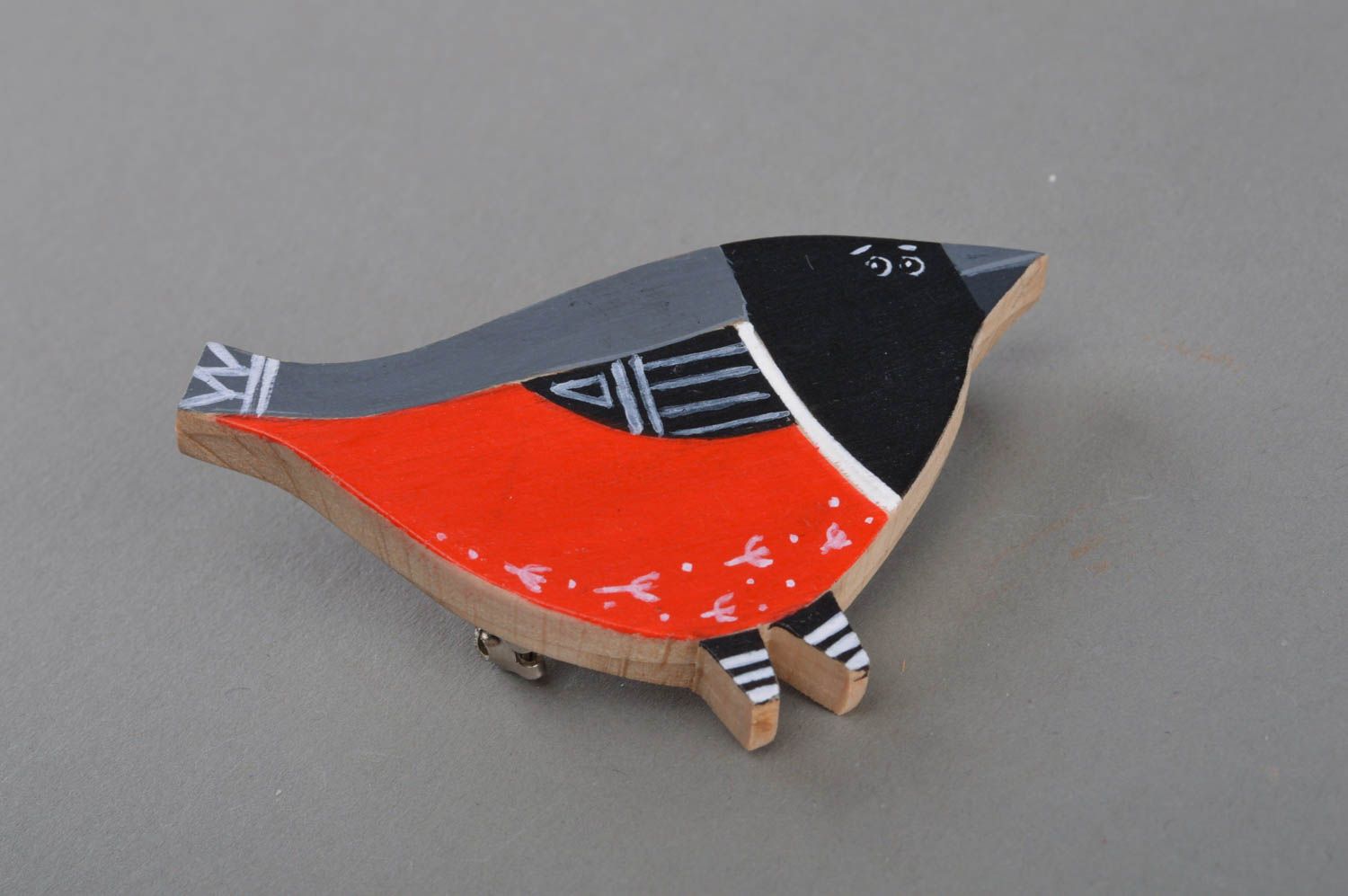 Broche en bois naturel en forme d'oiseau peint noir et rouge faite main photo 2