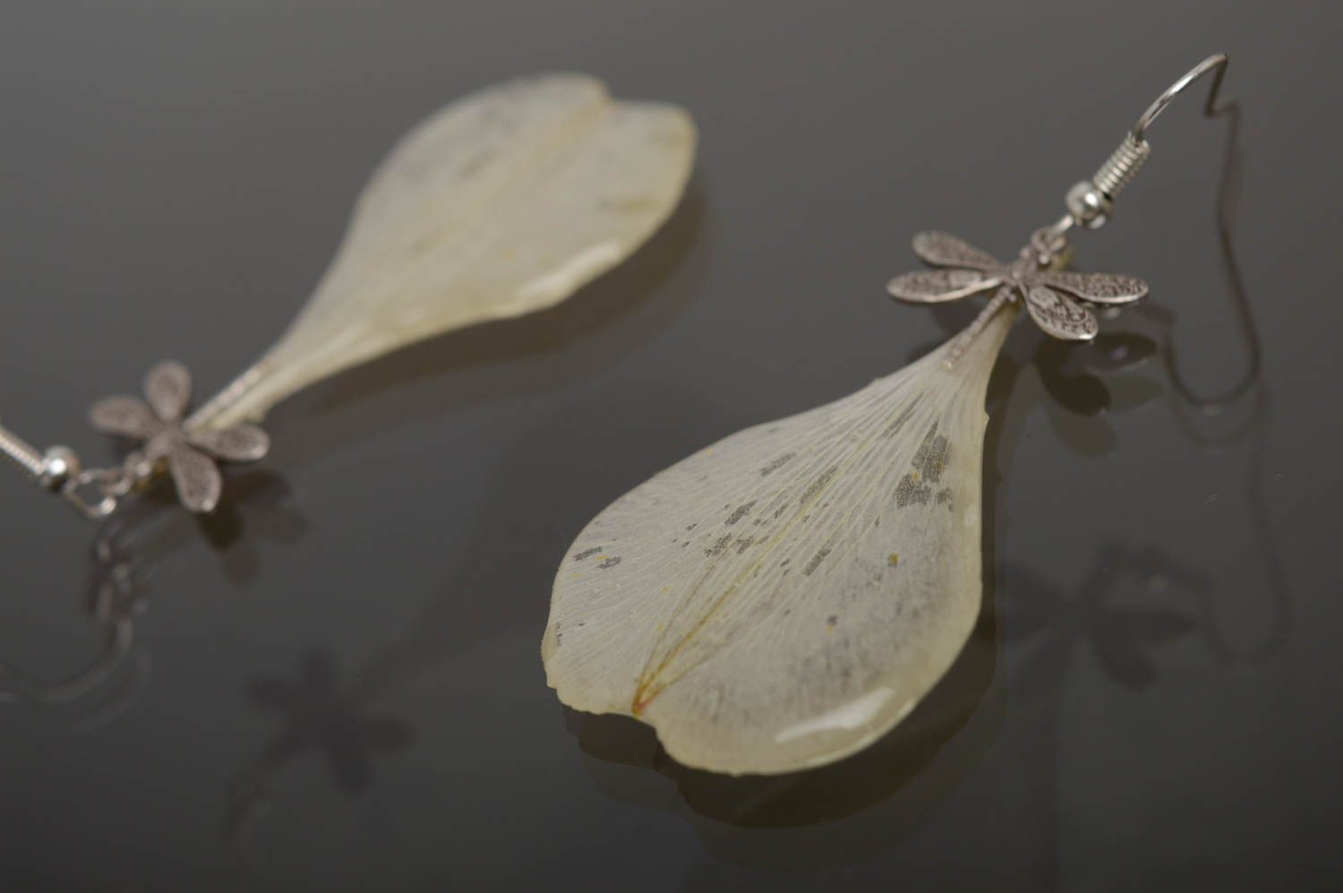 Pendientes hechos a mano con flores naturales de astromelia en resina epoxi foto 5