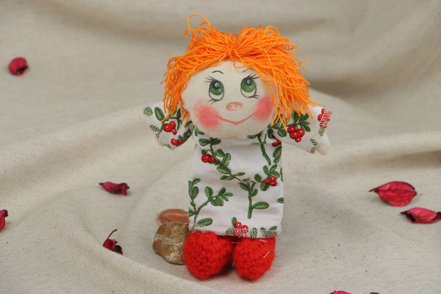 Petite poupée faite main en toile de coton rousse originale de style primitif photo 5