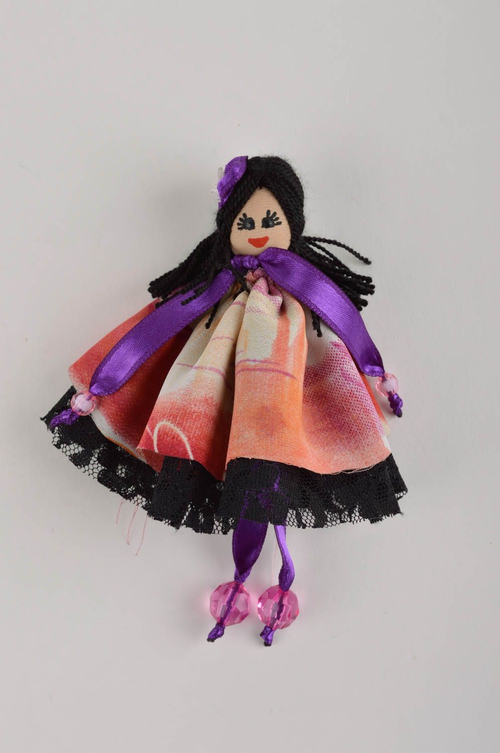Украшение ручной работы авторская бижутерия красивая брошь текстильная кукла  фото 2
