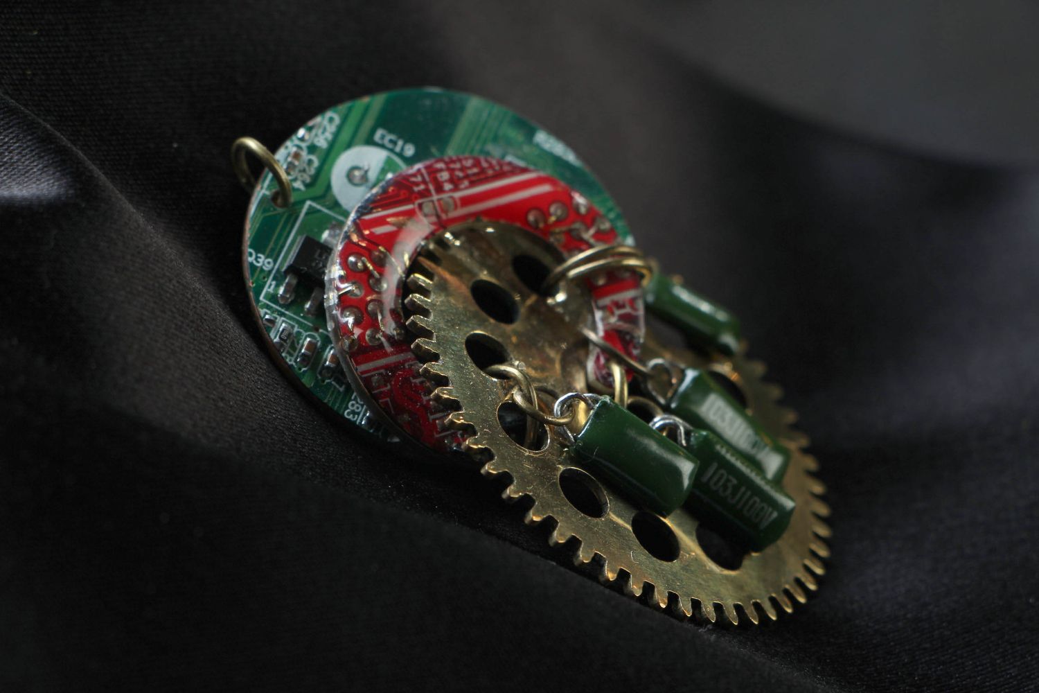 Round steampunk pendant with clock mechanism photo 2