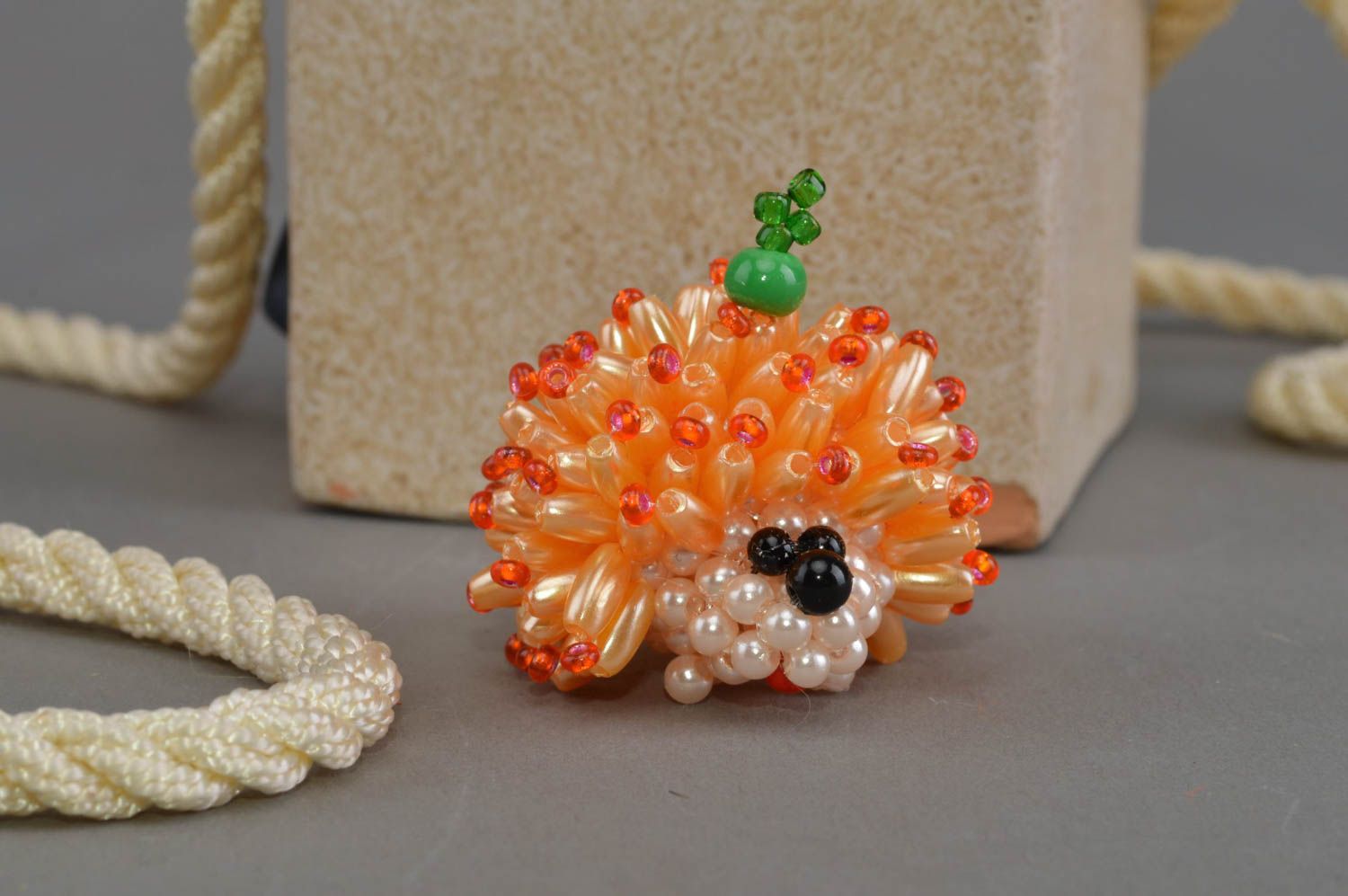 Hérisson en perles de rocaille figurine orange décorative faite main originale photo 1