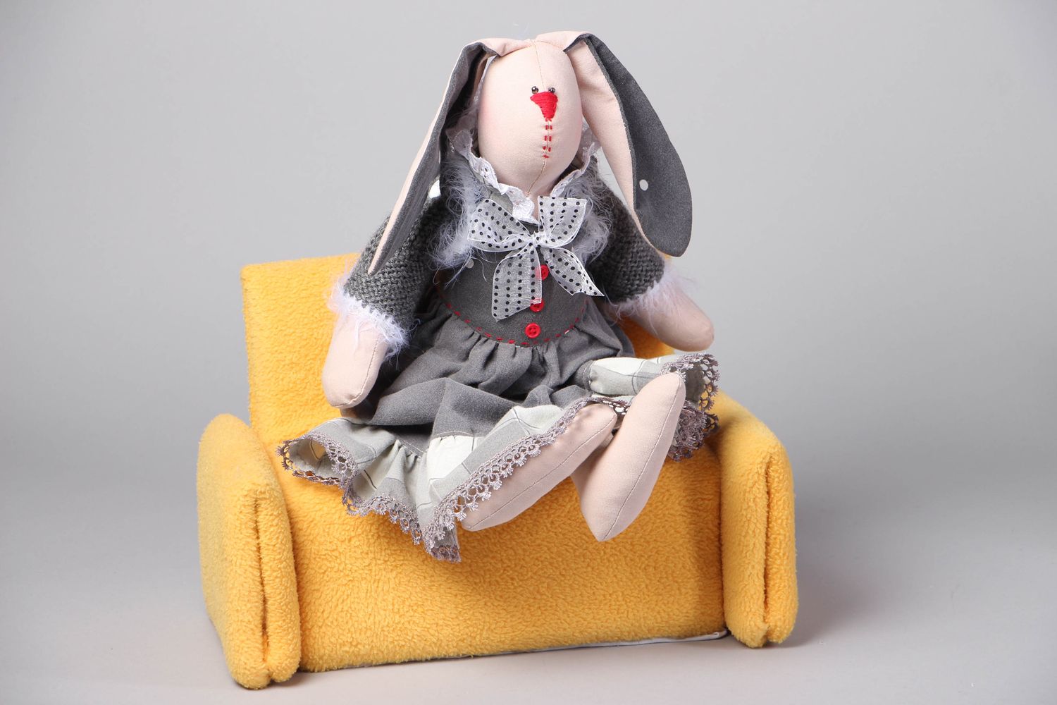 Textil Spielzeug Hase auf Sofa foto 1
