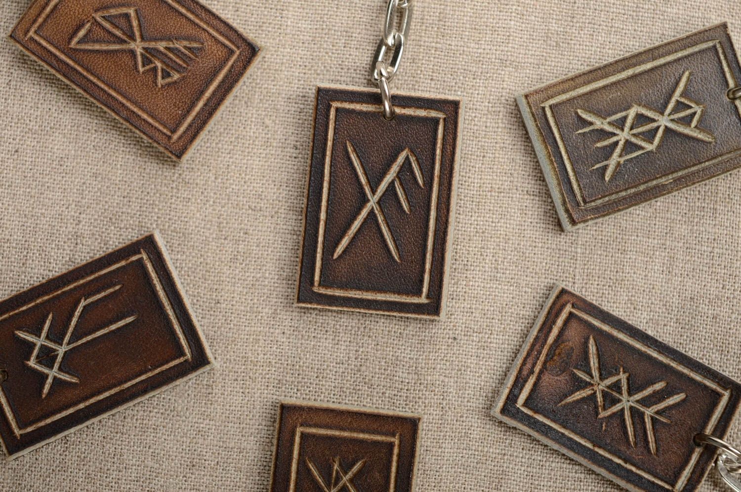 Porte-clefs en cuir brun rectangulaire avec rune amulette fait main original  photo 3