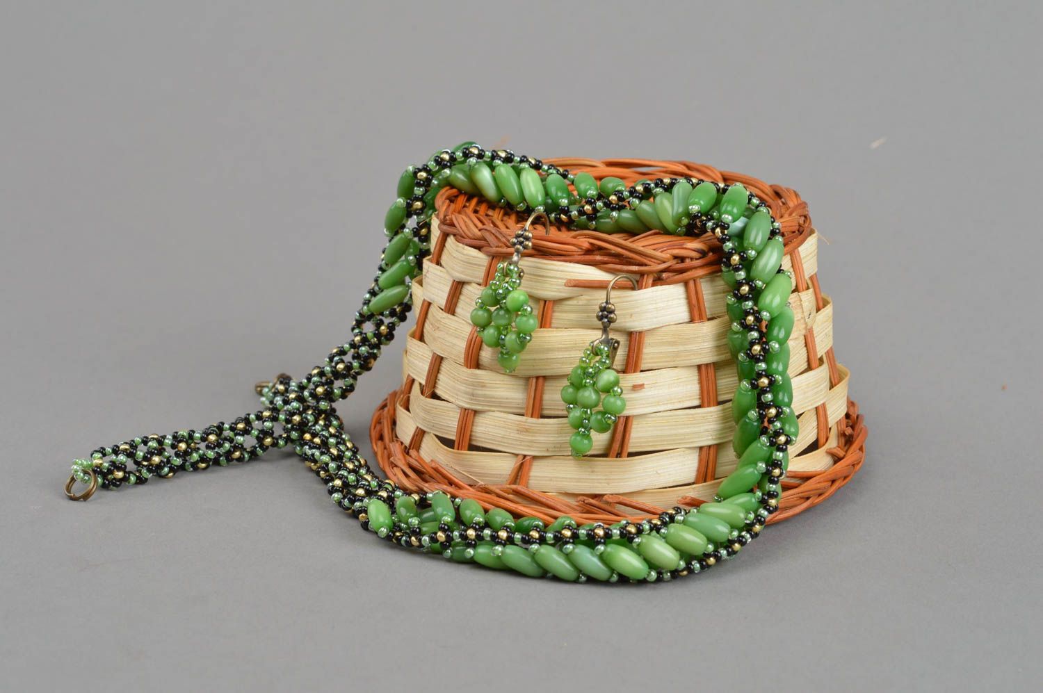 Designer Schmuckset aus echten Steinen Ohrringe und Collier handmade in Grün foto 1