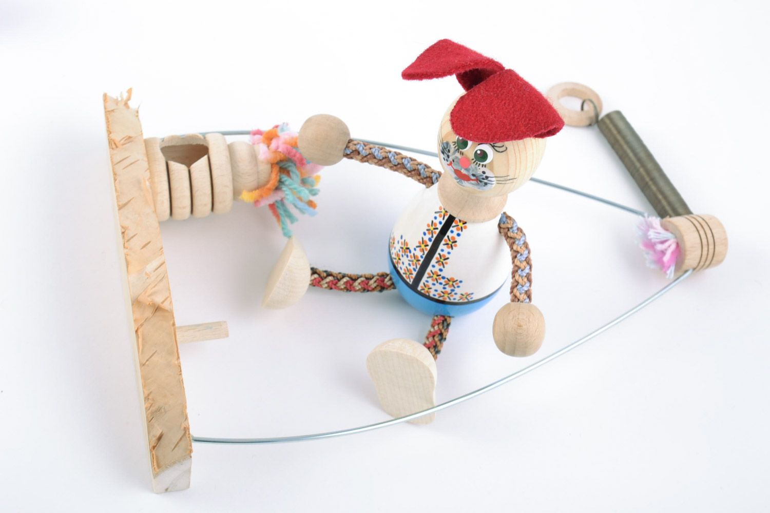 Petit jouet lapin écologique à la balançoire fait main peint en bois pour enfant photo 5