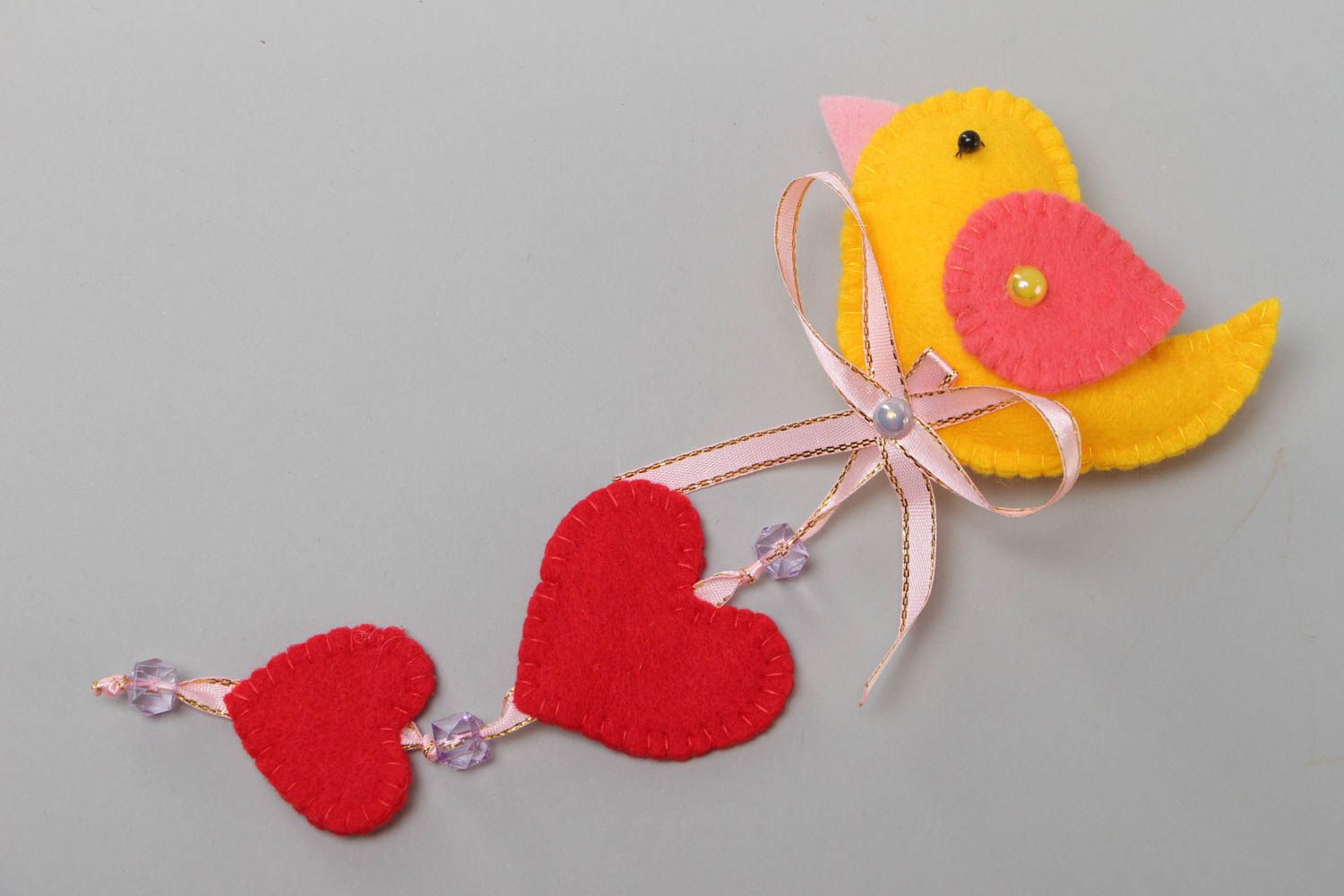 Imán decorativo artesanal de fieltro con forma de pájaro con corazones foto 2