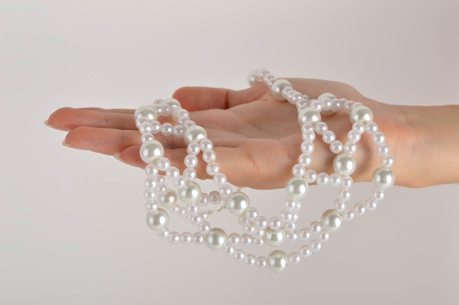 Колье из бусин украшение ручной работы ожерлье из белых бусин красивая бижутерия фото 5
