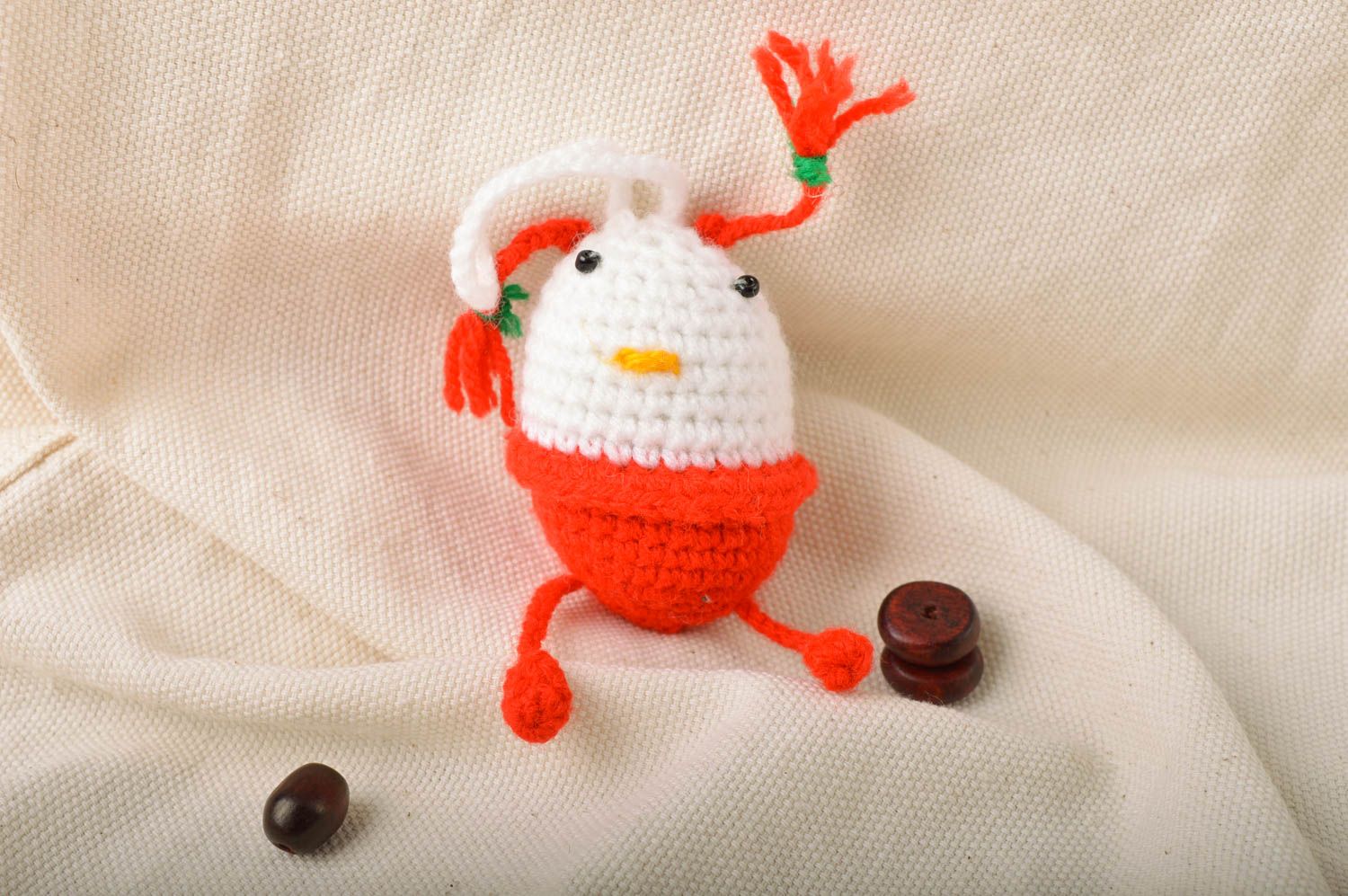 Jouet à suspendre oeuf tricoté au crochet fait main blanc-rouge décoratif photo 1