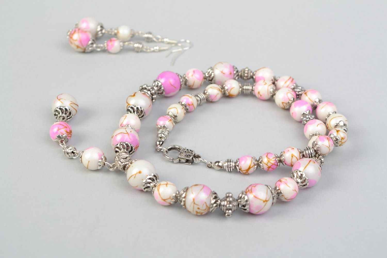 Boucles d'oreilles et collier artisanaux en perles céramiques claires faits main photo 1