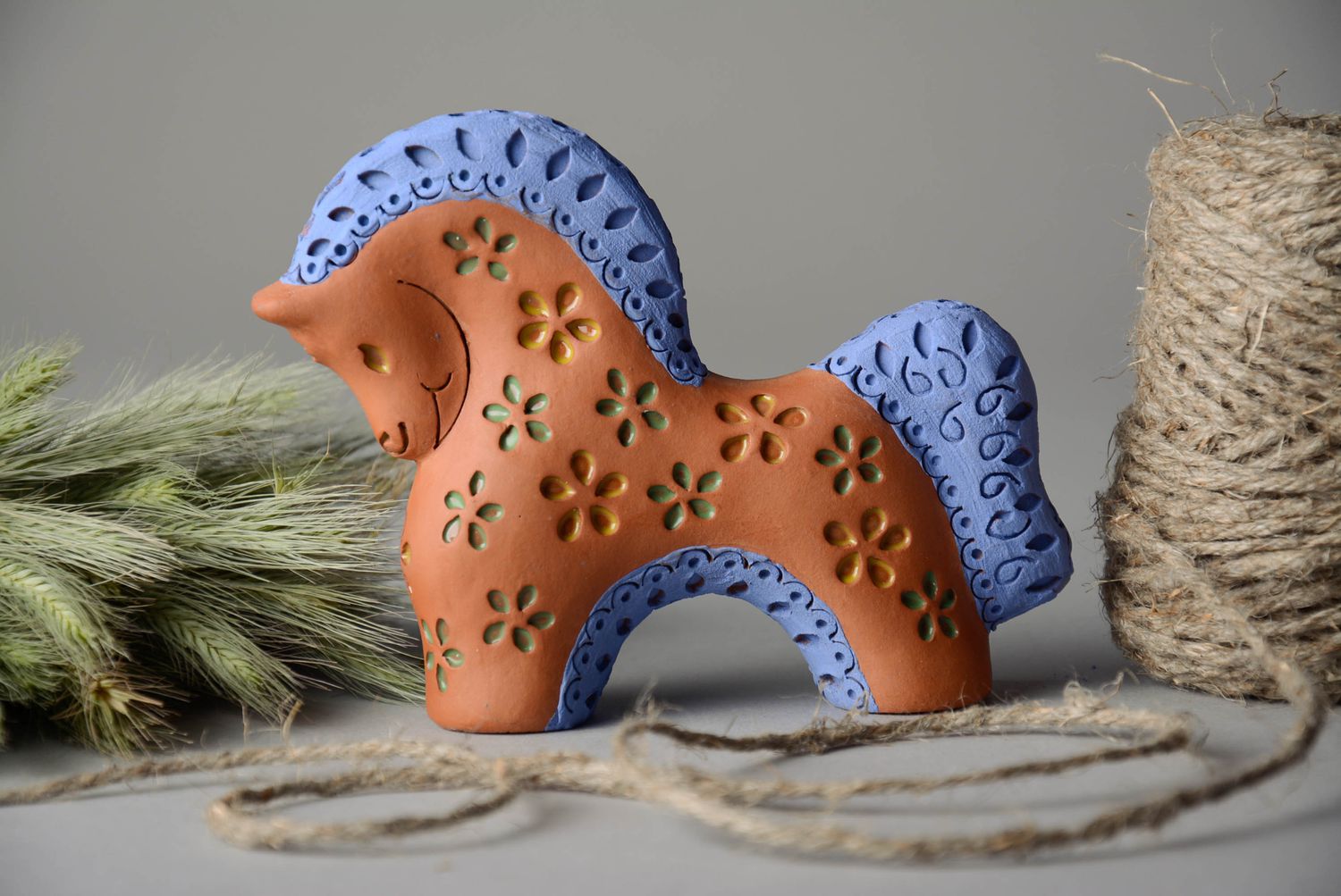 Глиняная лошадка с голубой гривой фото 1