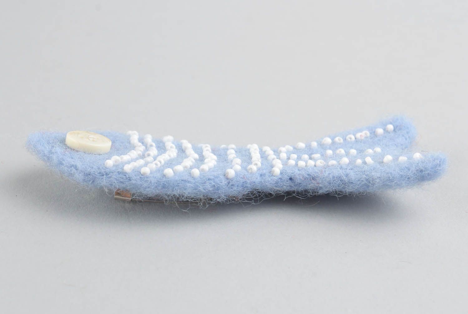 Broche original de lã em técnica de feltragem acessório feminino feito à mão  Peixinho foto 3