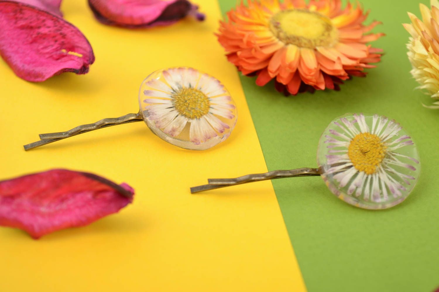 Set of 2 handmade decorative metal hair pins with daisy flowers in epoxy resin photo 1