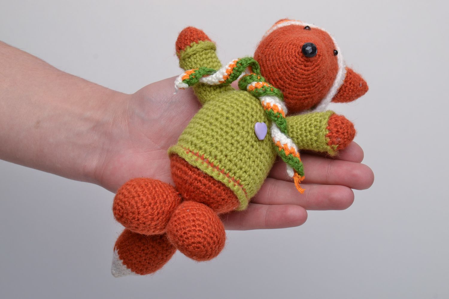 Doudou tricoté au crochet renard en pull vert fait main de matériaux naturels photo 5