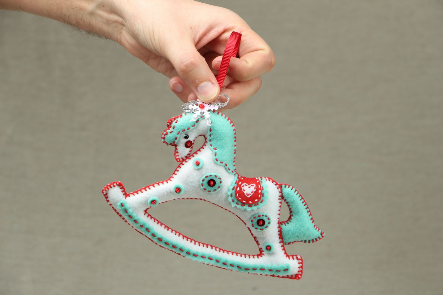 Jouet de Noël en tissu fait main original design à suspendre en forme de cheval photo 4