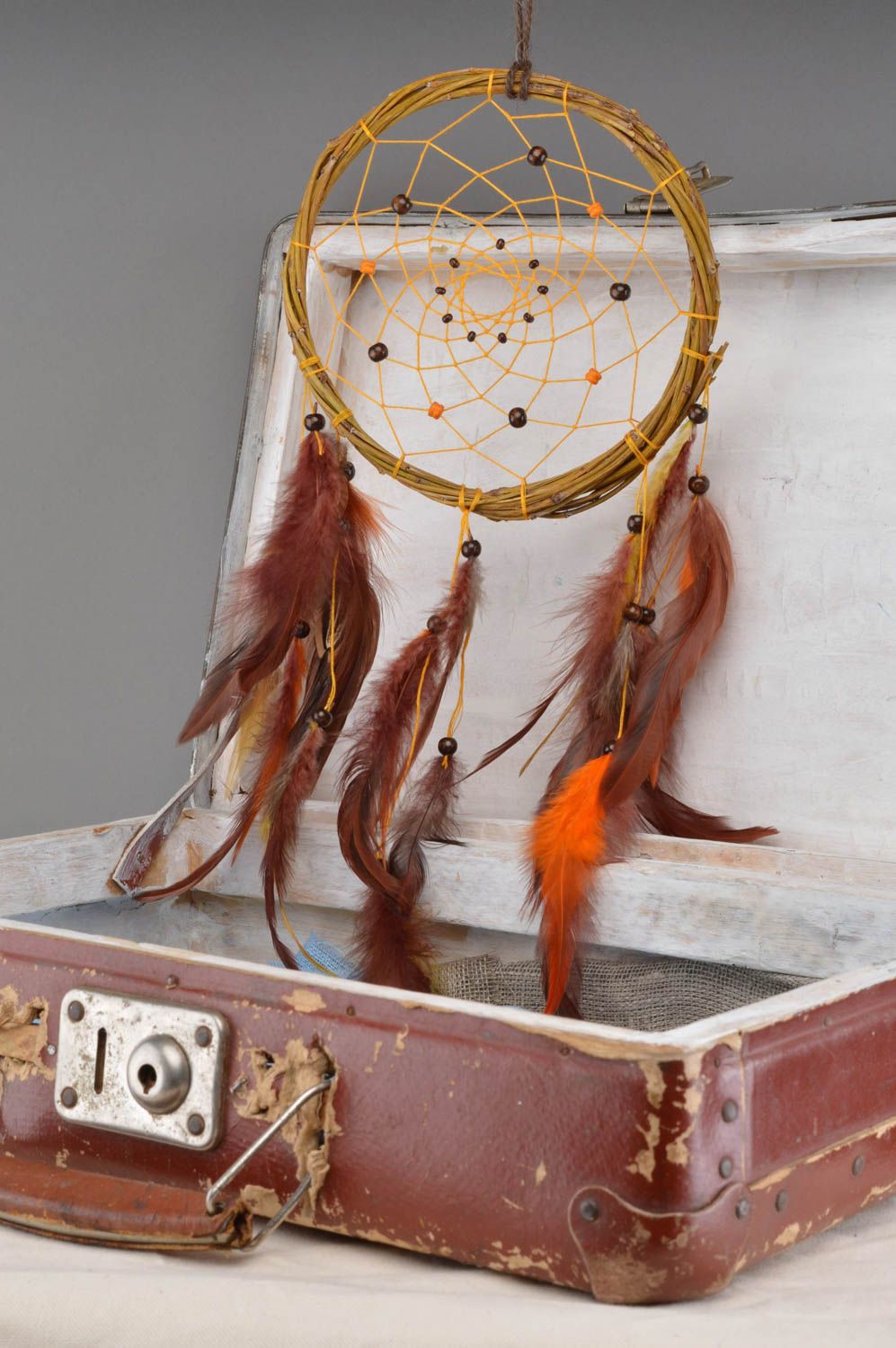 Ловец Снов интерьерная подвеска с перьями петуха и фазана бордовая ручной работы фото 1