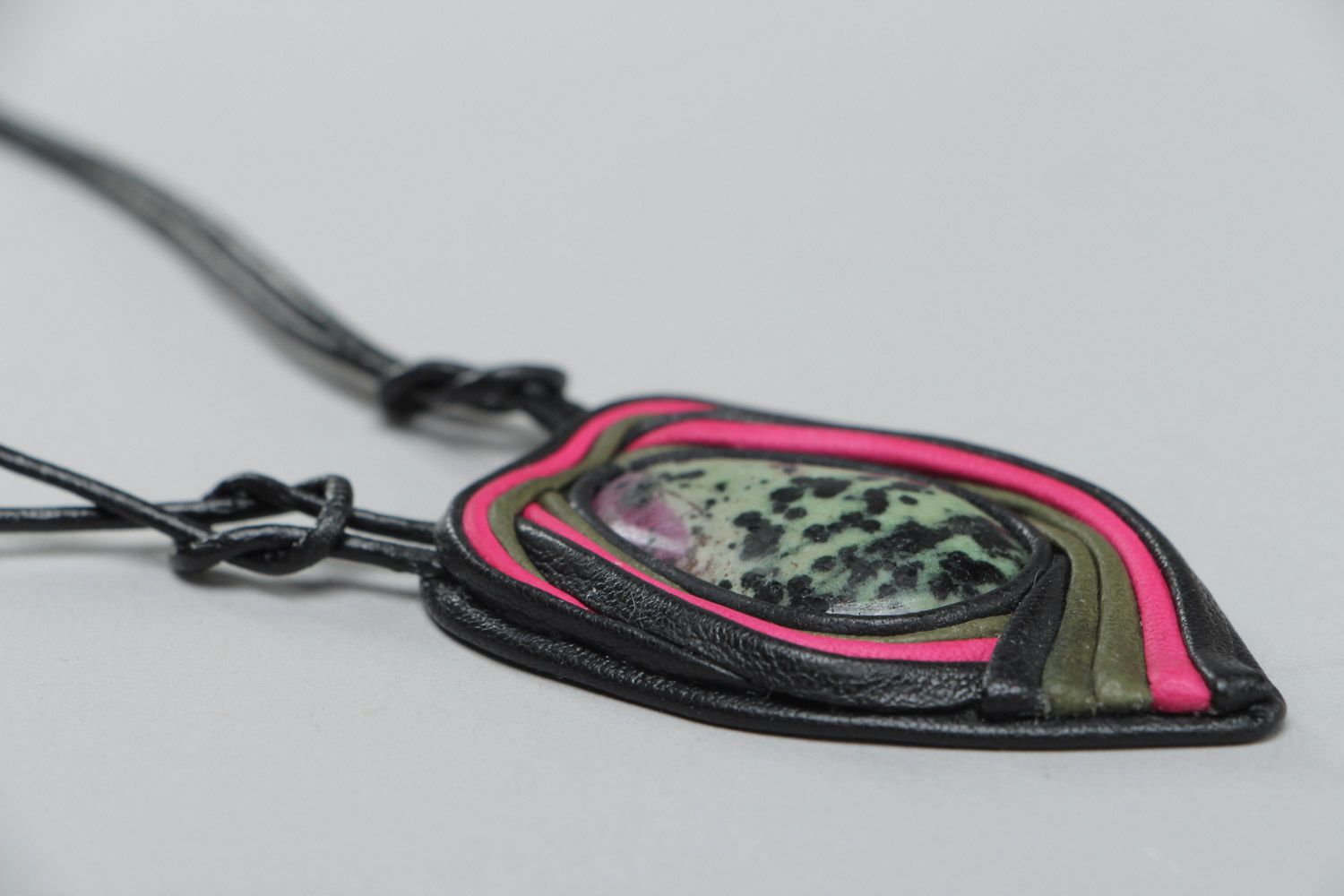 Stilvoller origineller Anhänger aus Leder mit echtem Stein in Schwarz und Rosa handmade foto 3