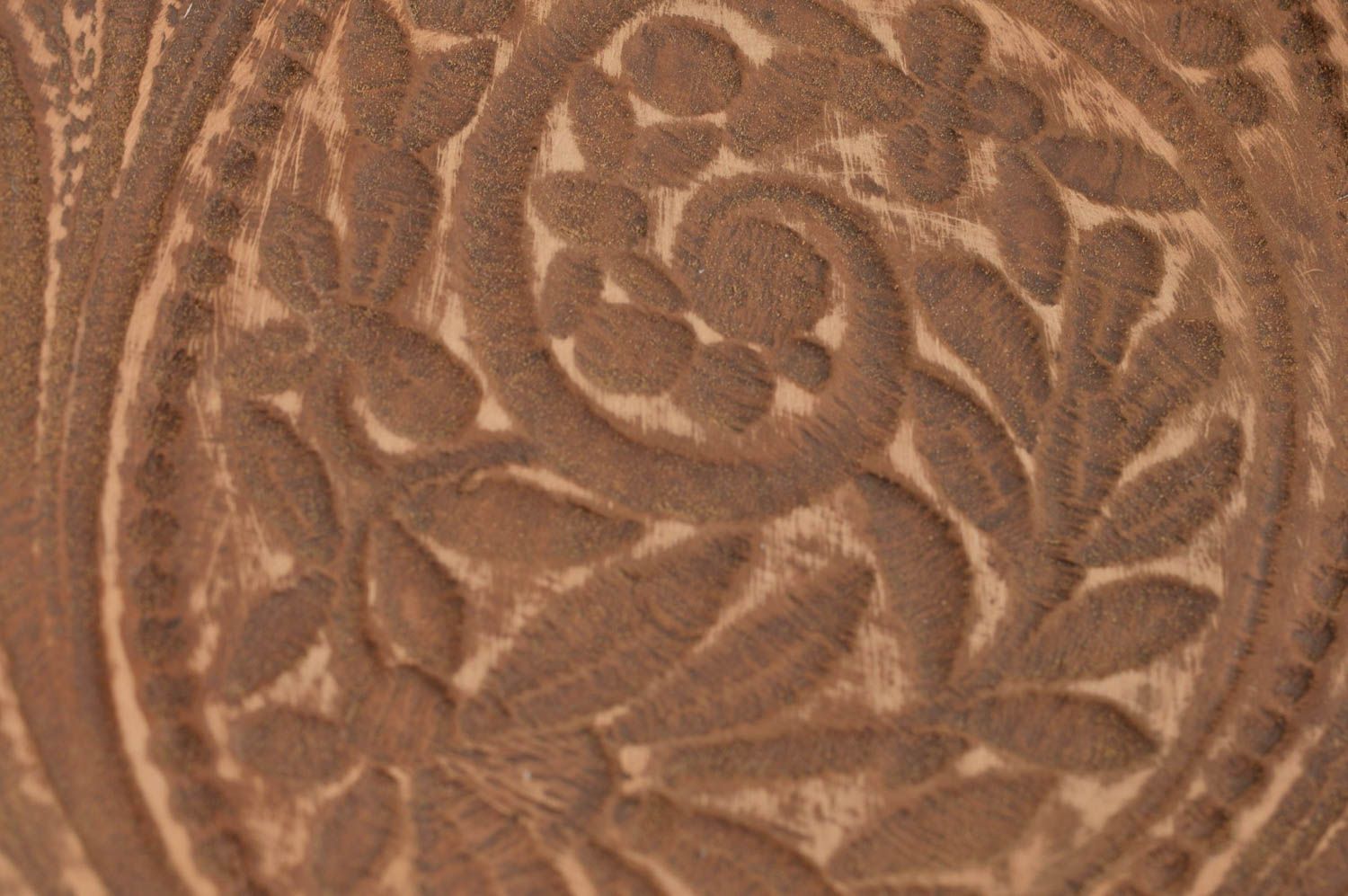 Блюдце из глины коричневое с растительным орнаментом красивое ручной работы фото 6