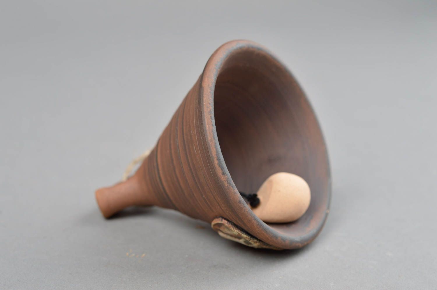 Cloche à vent en céramique marron originale faite main avec cordelette en lin photo 3