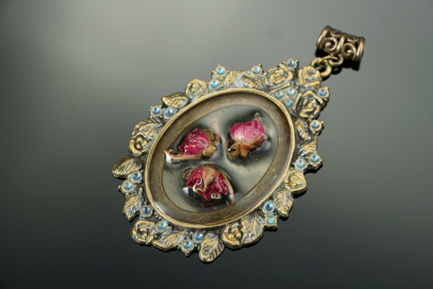 Pendant made of roses, coated with epoxy resin photo 2