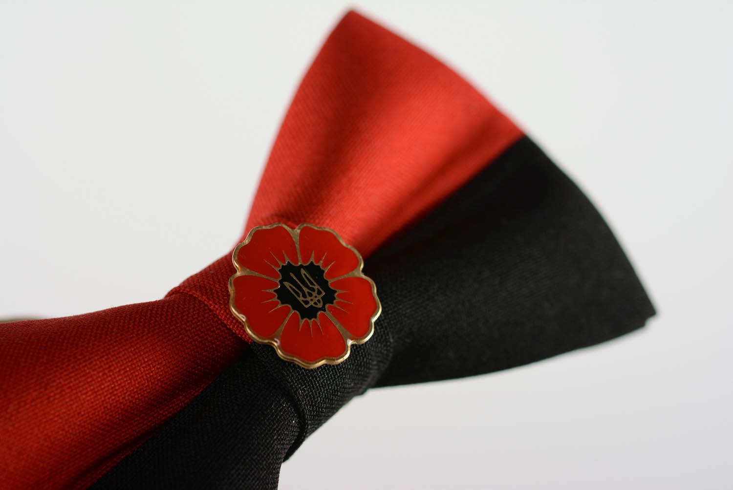 Gravata borboleta vermelha e preta feita de gabardine foto 4