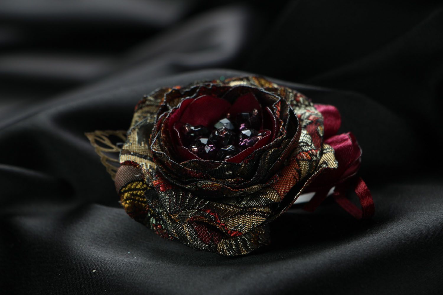 Broche-flor artesanal têxtil em forma da rosa  foto 2