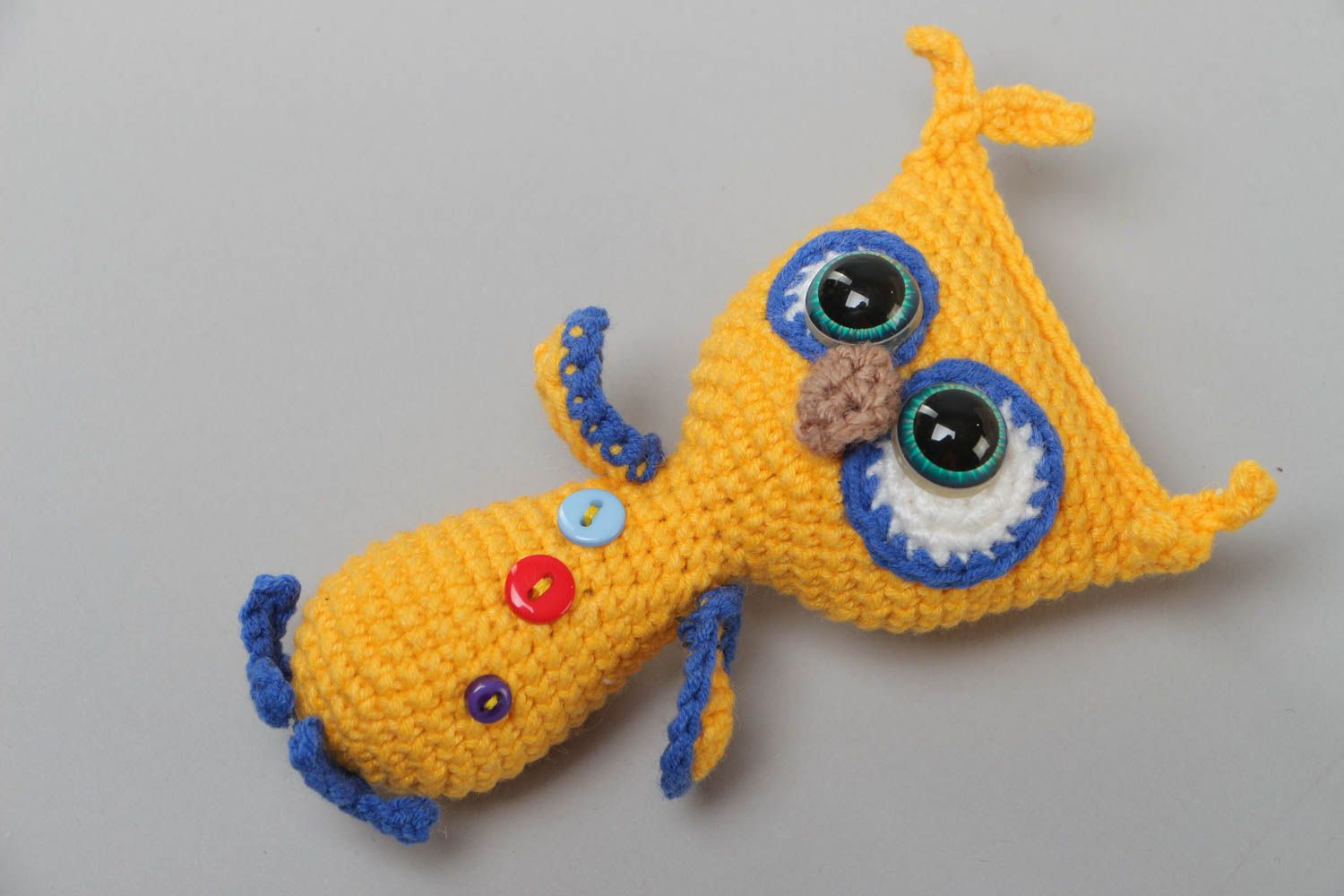Jouet mou hibou tricoté au crochet en fils acryliques fait main jaune-bleu photo 2