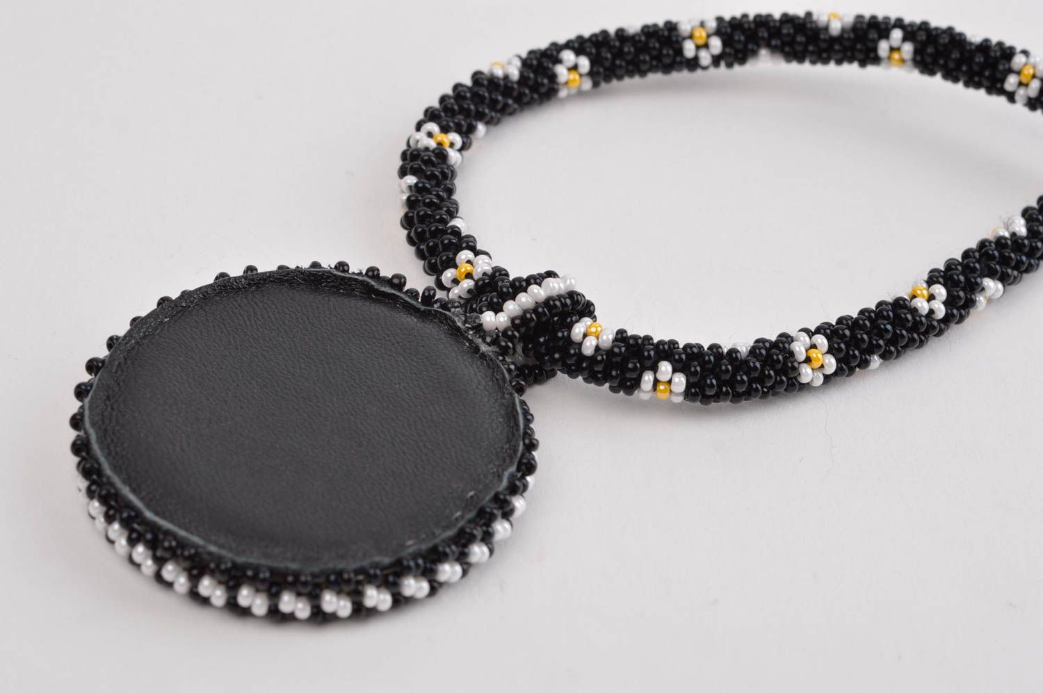 Collier noir Pendentif fait main en perles de rocaille Bijoux fantaisie photo 4