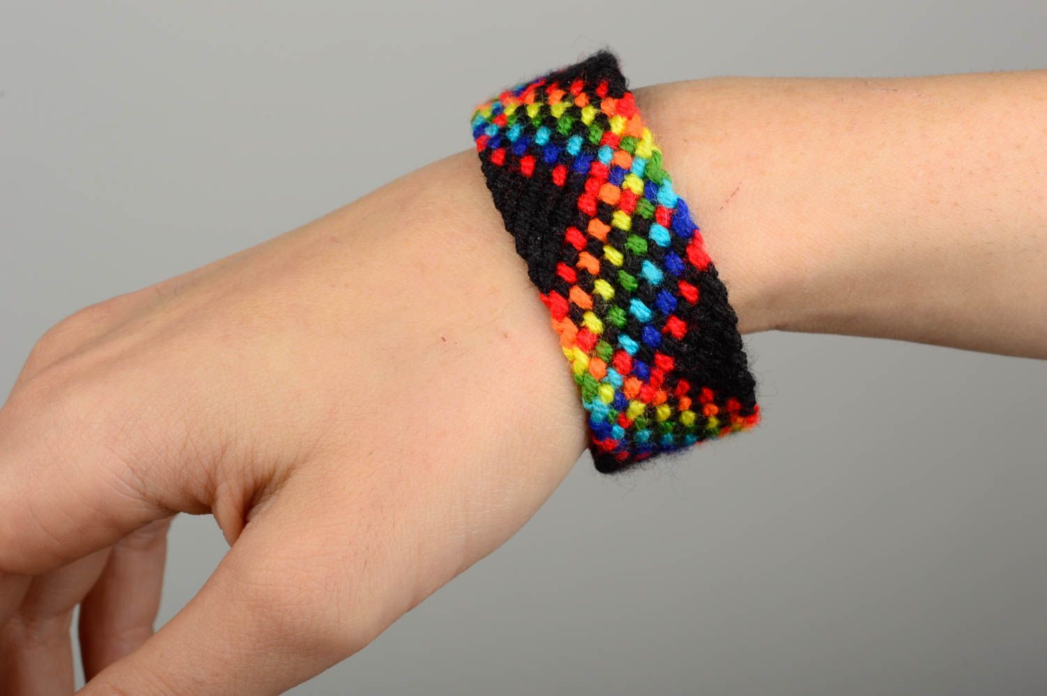 Bracelet textile Bijou fait main noir motif multicolore tressé Cadeau original photo 4