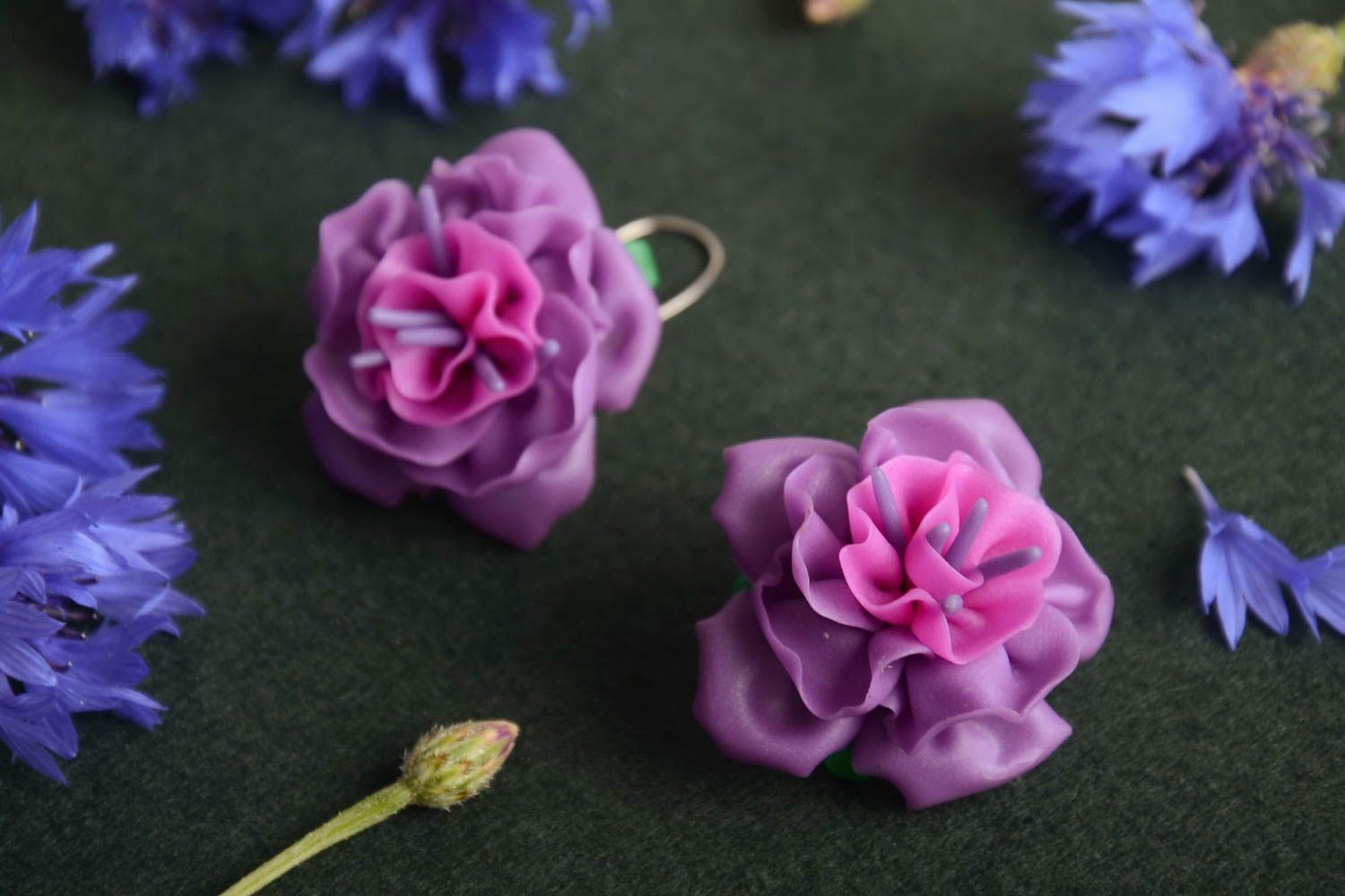 Pendientes con flores de arcilla polimérica originales artesanales morados 
 foto 1