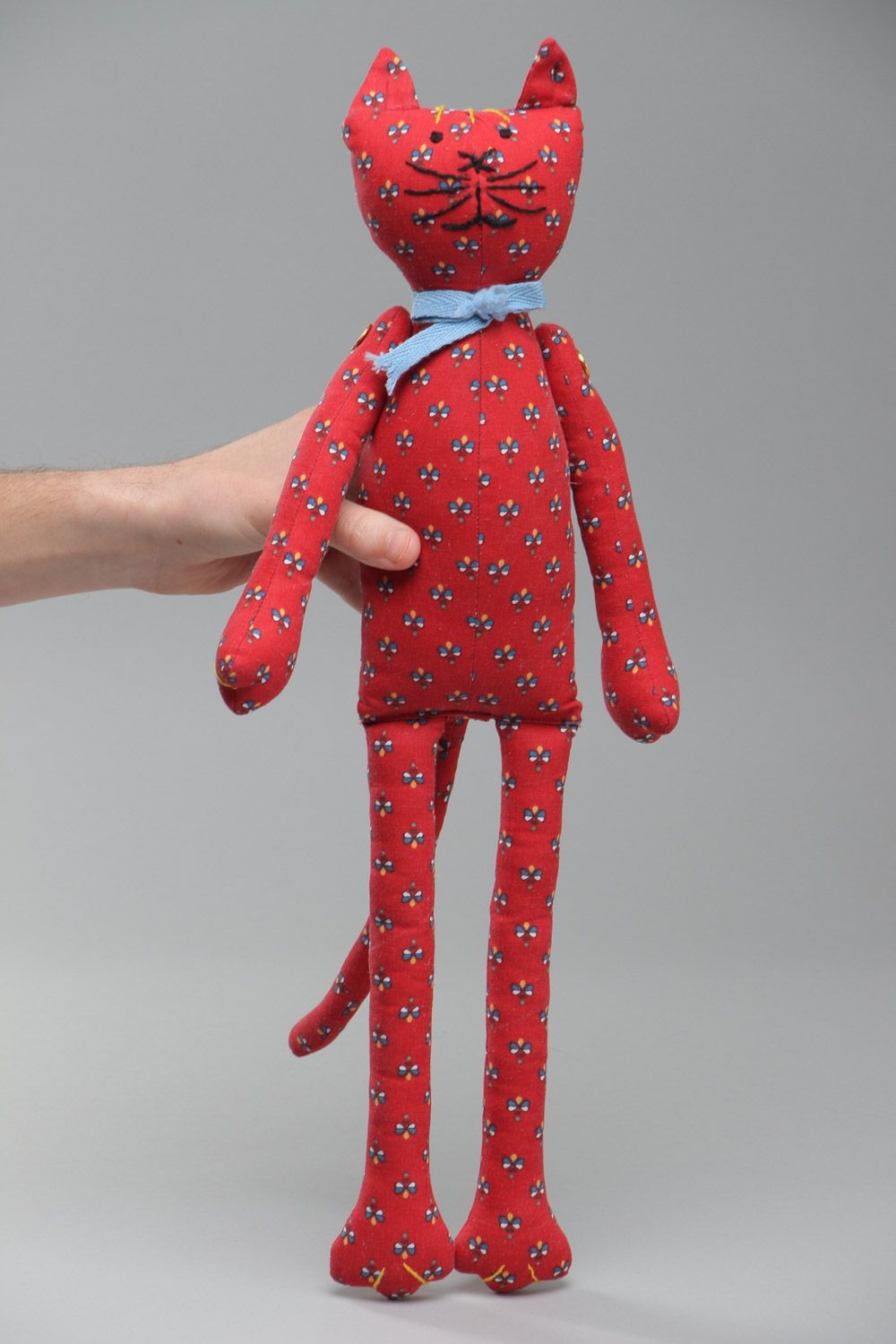 Schönes rotes weiches kuscheliges Spielzeug aus Baumwolle für Interieur und Kinder  foto 5