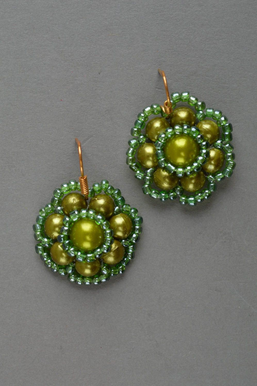 Boucles d'oreilles en perles fantaisie et perles de rocaille faites main vertes photo 2