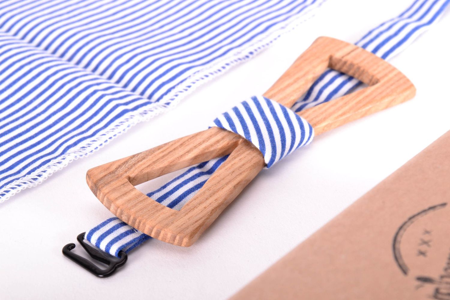 Conjunto: gravata-borboleta de madeira e lenço Marinho foto 3