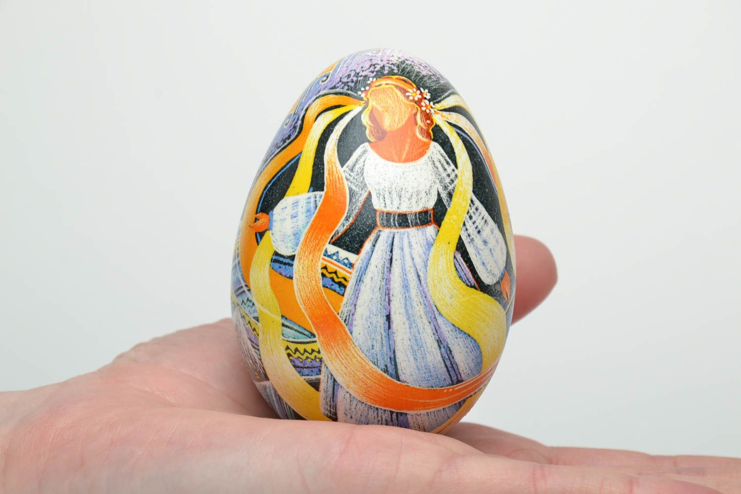 Huevo decorativo de Pascua con la imagen de una ucraniana foto 5