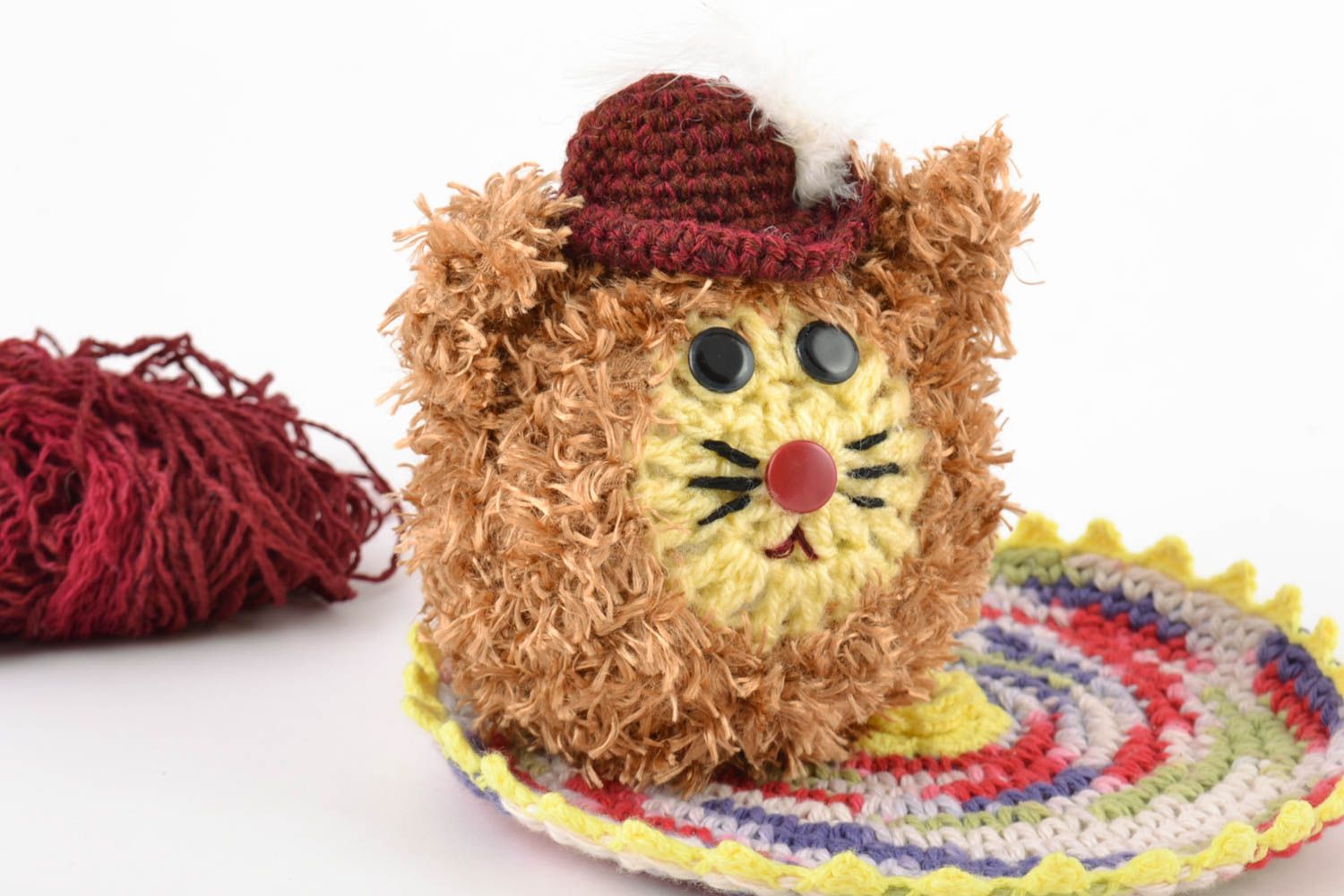 Jouet chat en laine fait main roux petit avec chapeau original pour enfant photo 1