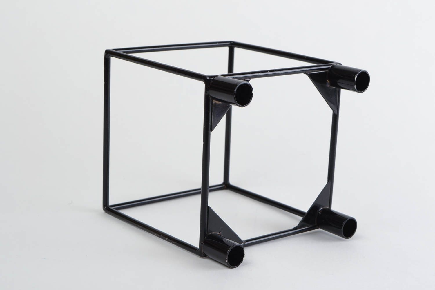 Candelero de metal para velas estrechas hecho a mano negro con forma de cubo foto 4